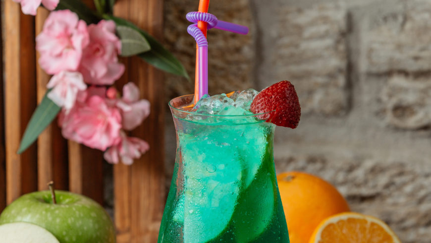 Per Natale il cocktail Iceberg vodka mela verde e cannella
